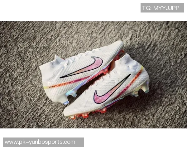 拉什福德全新定制足球鞋亮相 引领球场时尚潮流与性能革命 拉什福德全新定制足球鞋亮相 引领球场时尚潮流与性能革命