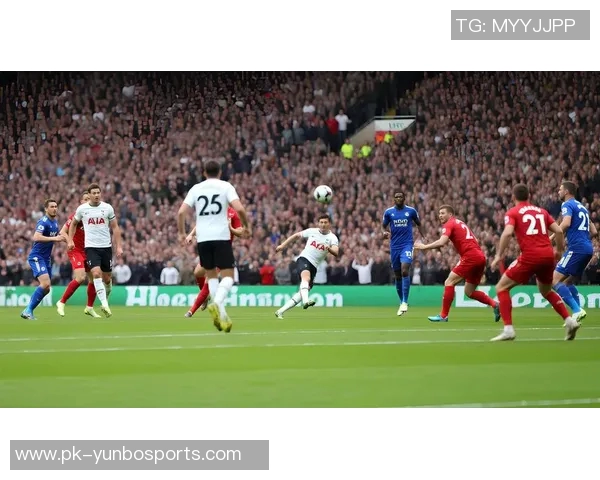 《足球壁纸精选：球星风采与激情瞬间呈现》